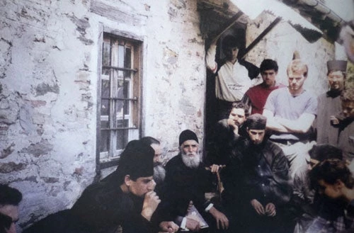 «Όταν οι μέρες θα πλησιάζουν, τότε ο κόσμος θα σιχαθεί τους πολιτικούς και θα τους κυνηγήσει»